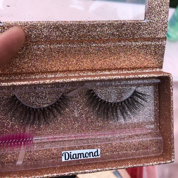 Lashes - Picture 4 of 8